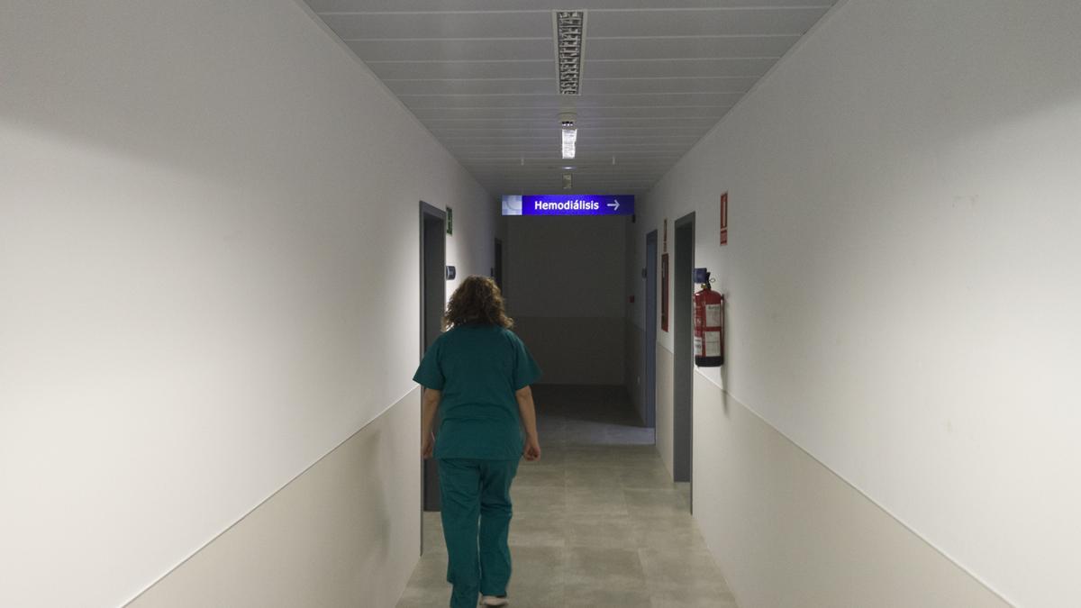 Una sanitaria camina hacia la Unidad de Hemodiálisis, en la tercera planta del Hospital.