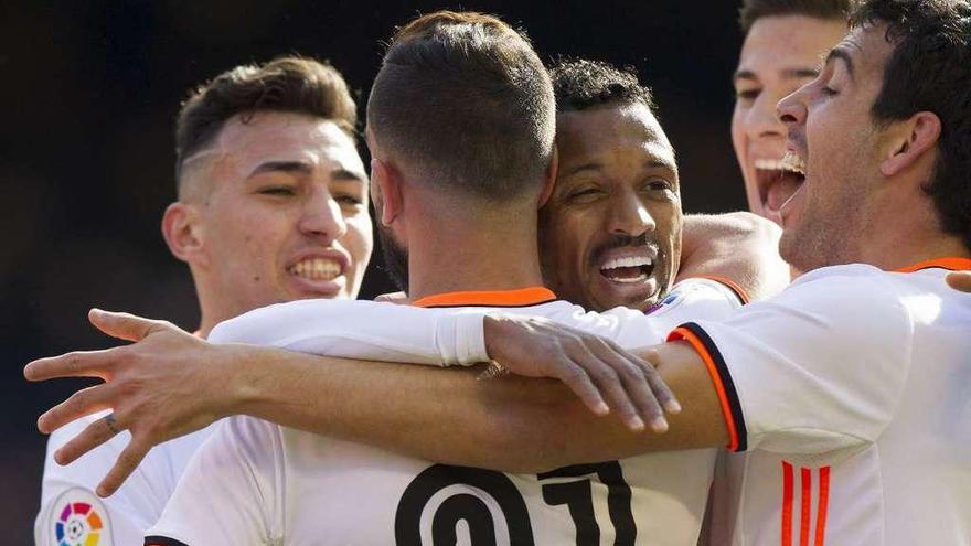 Montoya recibe la felicitación de sus compañeros tras marcar el primer gol del Valencia. // Miguel Ángel Polo