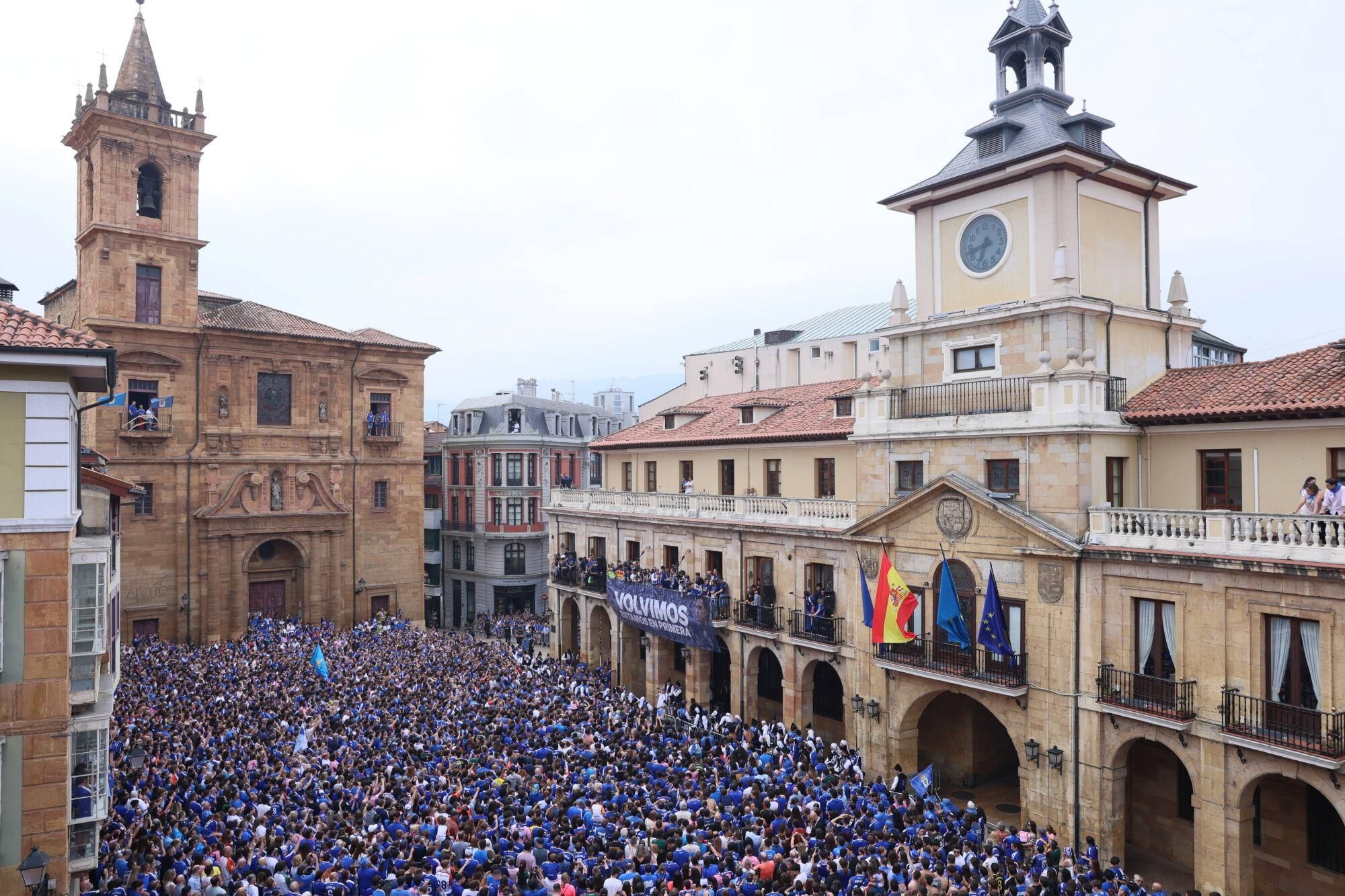 Locura azul en las calles de Oviedo para celebrar el ascenso del equipo a Primera División