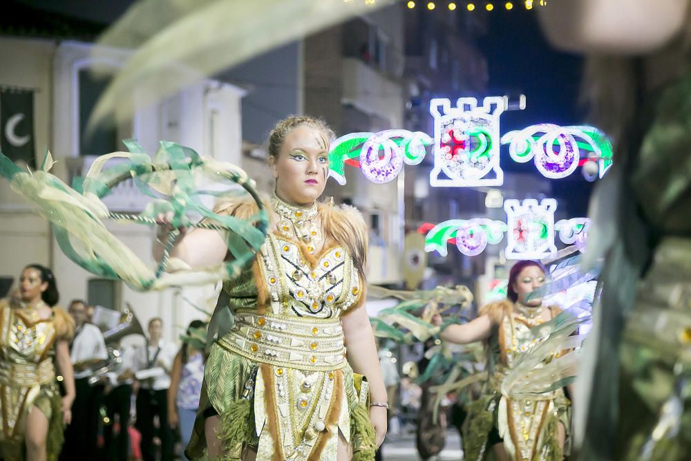 Distintos momentos de la Entrada mora que las tropas de la media luna protagonizaron ayer por las calles de Callosa d´en Sarrià.