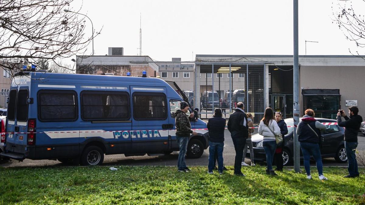 Familiares de reclusos de la cárcel de Modena, este domingo frente al centro penitenciario.