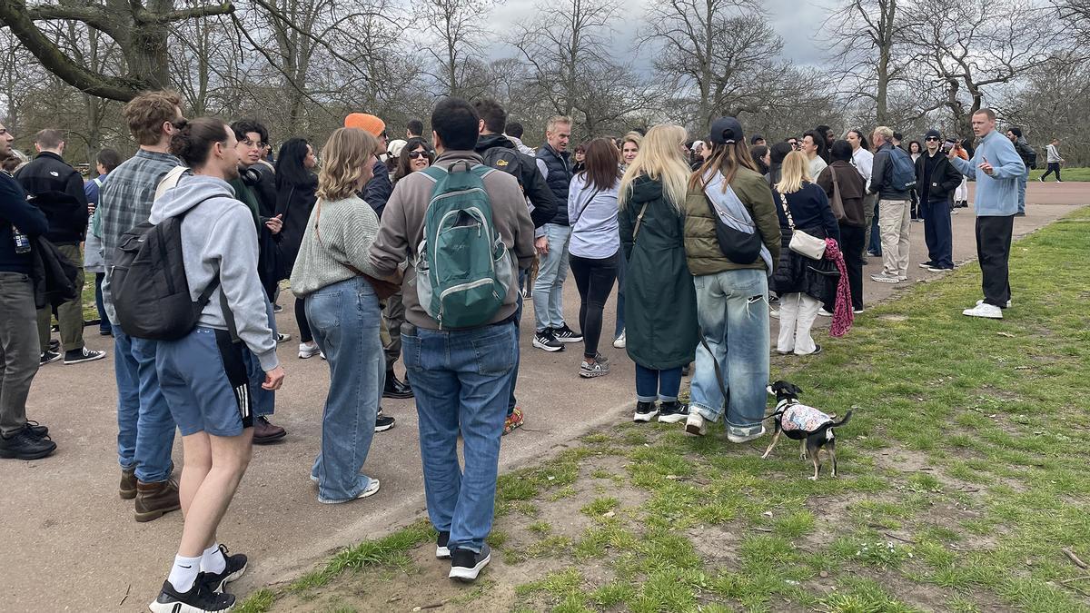 Paseos en grupo para combatir la soledad, en parques y zonas bonitas de Londres. Henry Duff (a la derecha, con jersey azul) reúne a un centenar de personas, en el parque de Greenwich, en uno de los paseos que organiza gratuitamente en Londres a través de TikTok para conocer gente nueva.