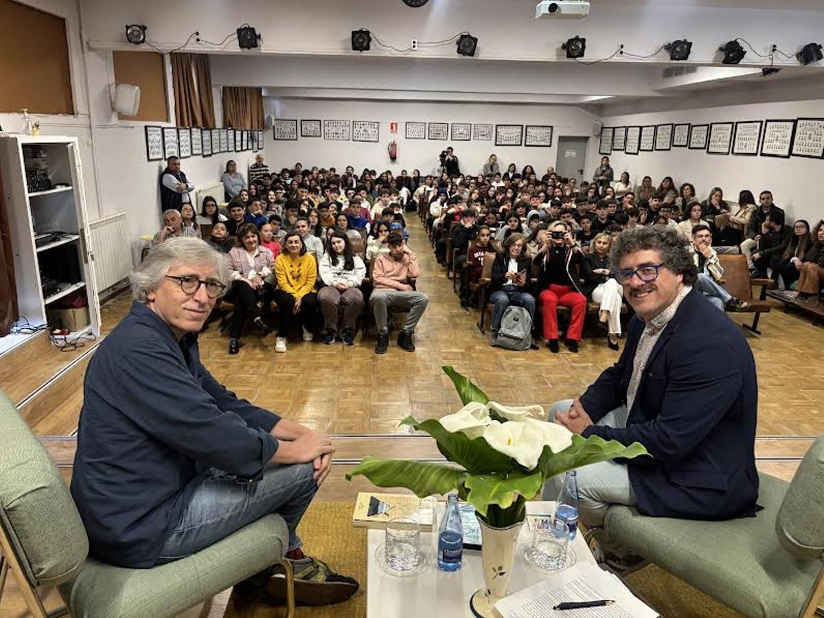 Por la izquierda, David Trueba y Pablo Álvarez, al inicio del acto con los alumnos.