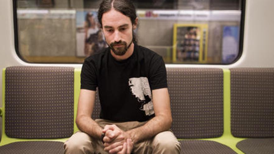 Rubén Piqueras, de 28 años, sentado en el metro en la estación de Jesús, ayer.