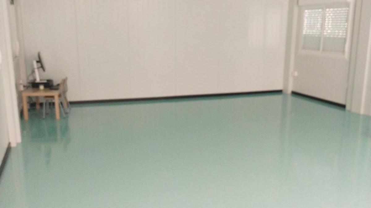 Aspecto de una de las clases prefabricadas del Ana María Navales, sin muebles.