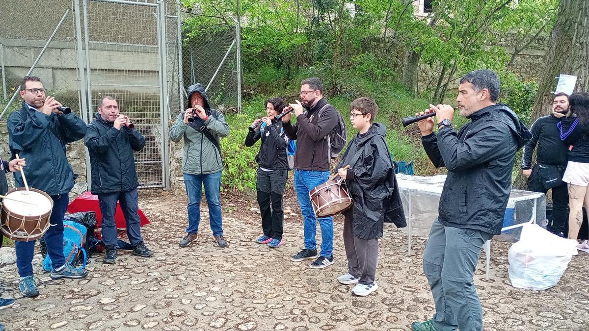 Un grupo de dolçaina i tabalet ameniza el Aplec