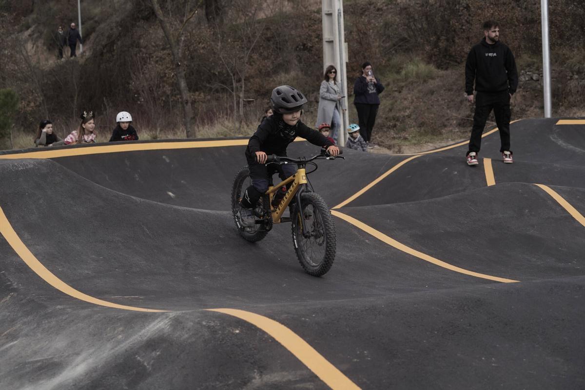 Imatge de l'acte inaugural de la nova pista de pump track de Gironella, en imatges