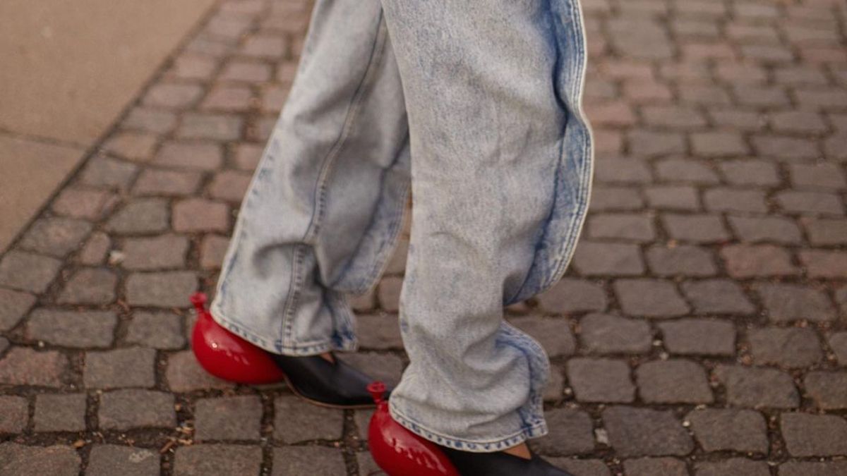 Look con pantalones vaqueros y zapatos de Loewe de Nina Sandbech