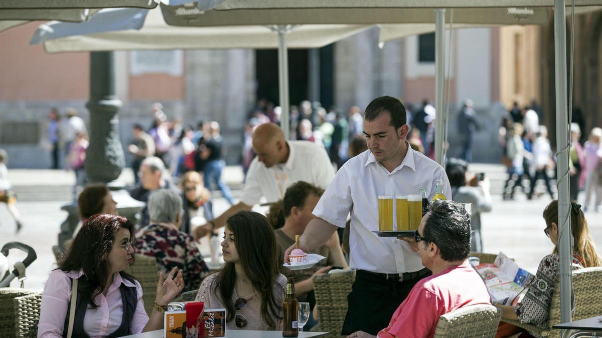 Turistas en una terraza de Valencia.