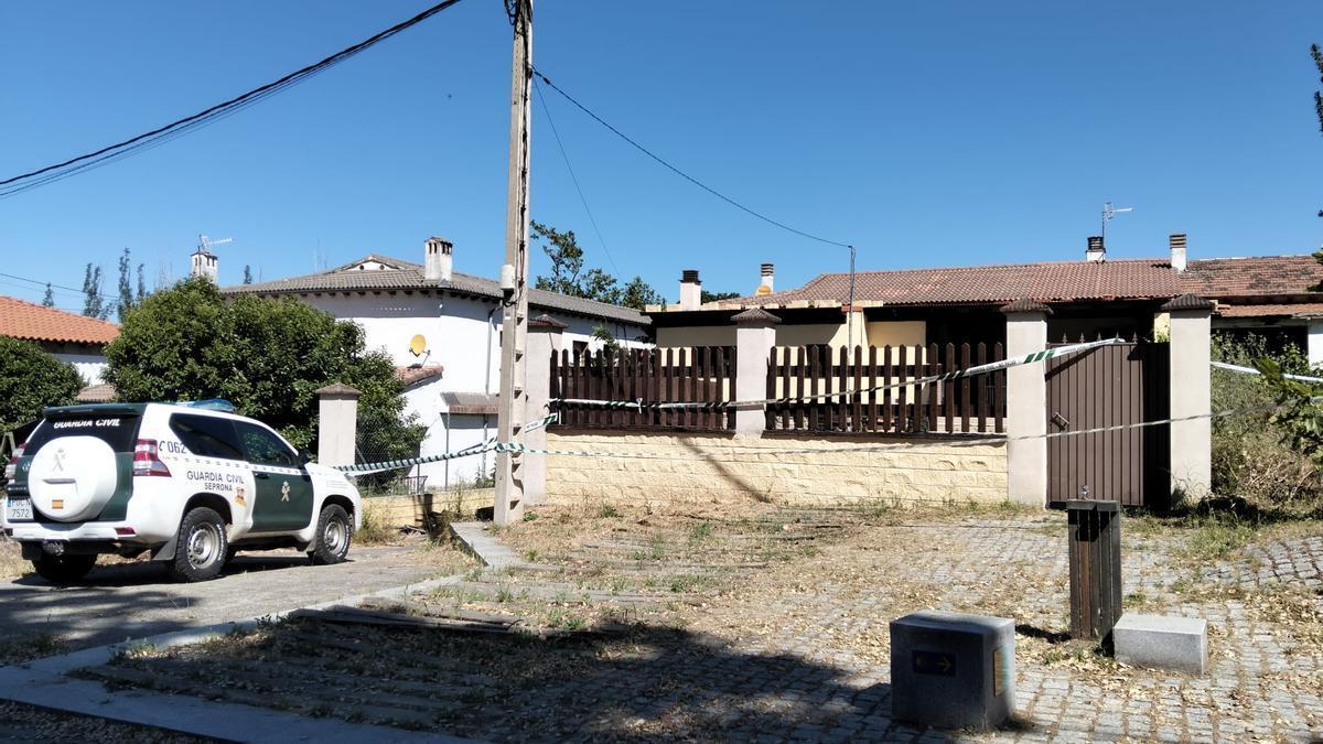 La Guardia Civil ha acordonado el inmueble en el que se ha producido la tragedia.