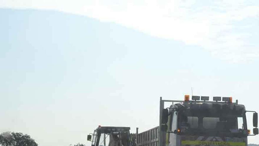 Obras de mantenimiento en la carretera N-631, a la altura del puente de la Estrella.