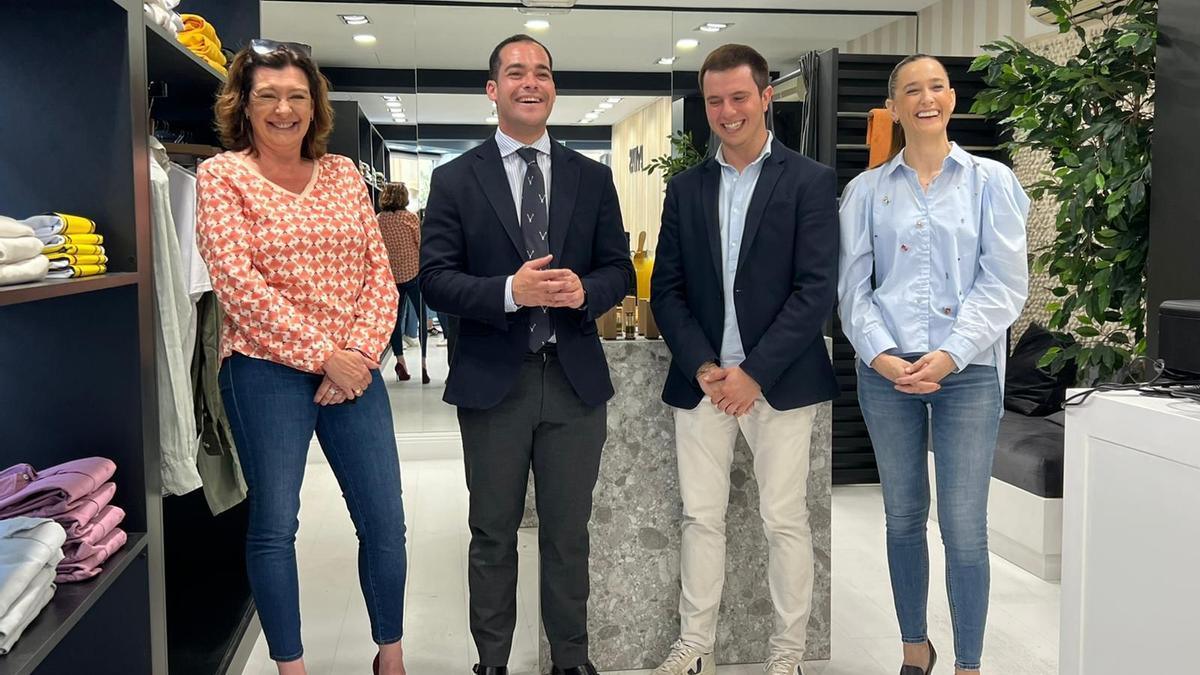 De izda. a Dcha. Esperanza González, diputada provincial, Juanmi Fernández y Fran Ruiz, de BVMPRS y Elisa Pérez de Siles, concejala del consistorio malagueño en la nueva tienda de la firma malgueña