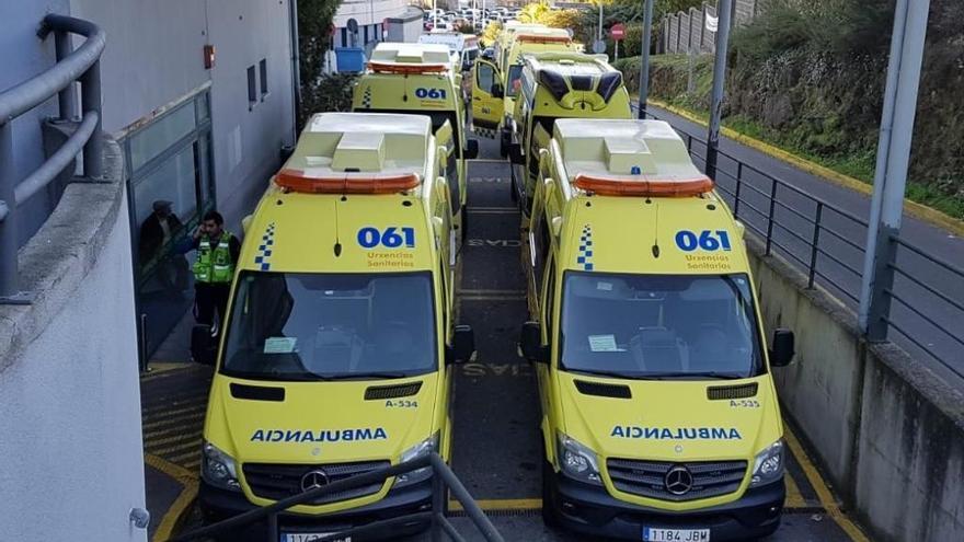 Ambulancias a la entrada de Urgencias de Montecelo.