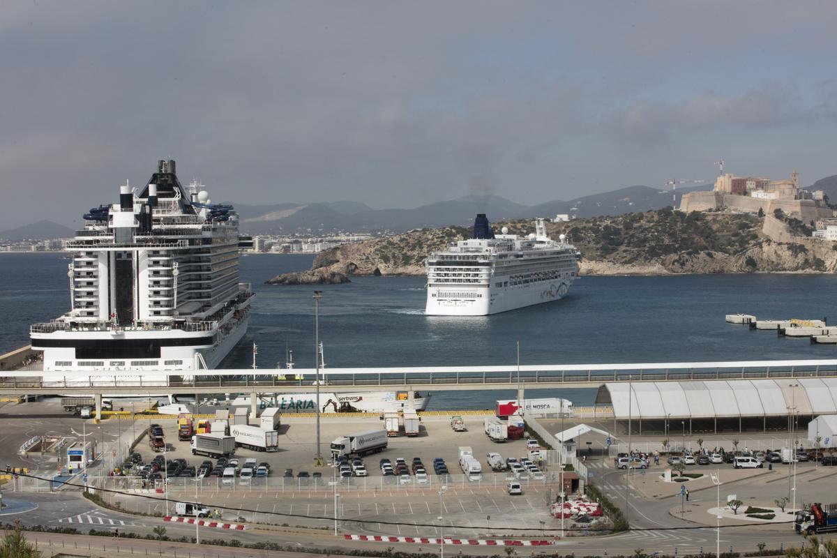 Dos cruceros en el puerto de Ibiza.