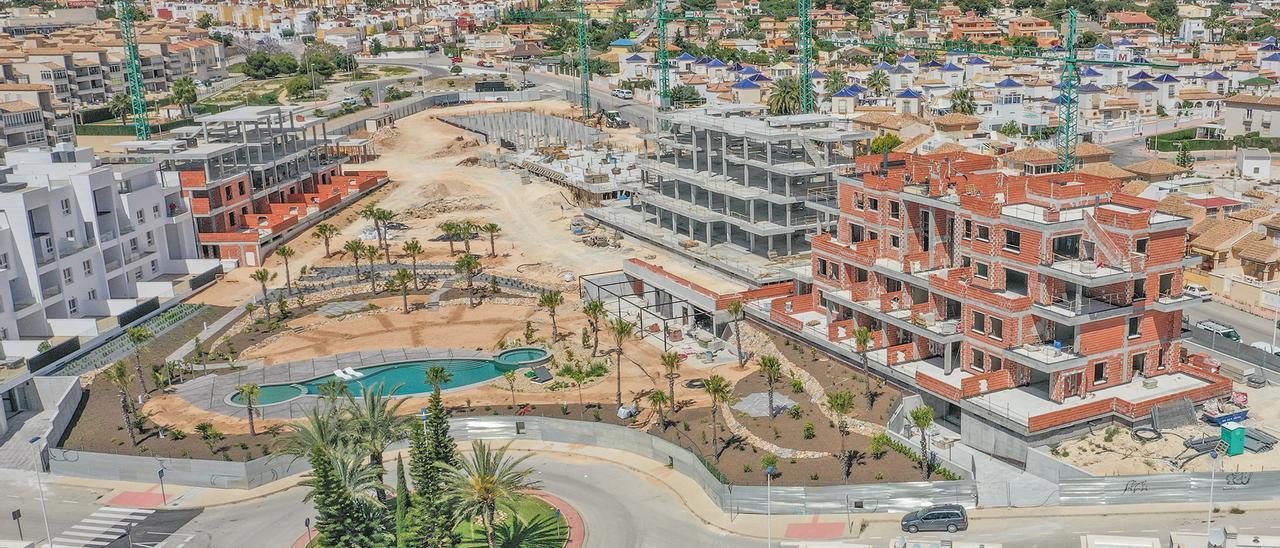 Vista aérea de una promoción de vivienda turística en construcción en Orihuela Costa