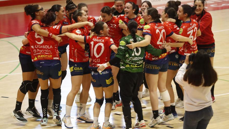 Las jugadoras del Conservas Orbe Rubense Porriño celebran una victoria de esta temporada. |  // RICARDO GROBAS