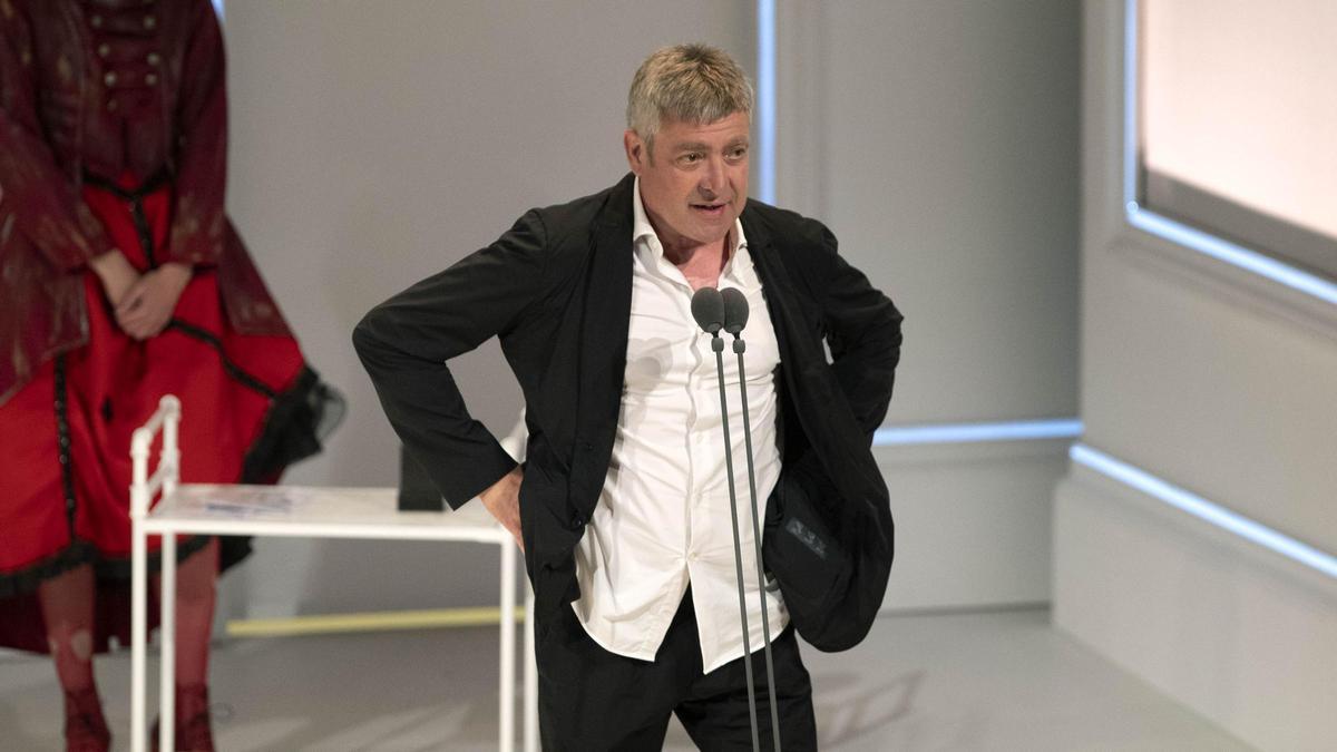 Pere Arquillué recibe el Max al mejor actor por "L'adversari", durante la XXVI gala de los premios MAX de las Artes Escénicas celebrada este lunes en el Gran Teatro Falla de Cádiz.