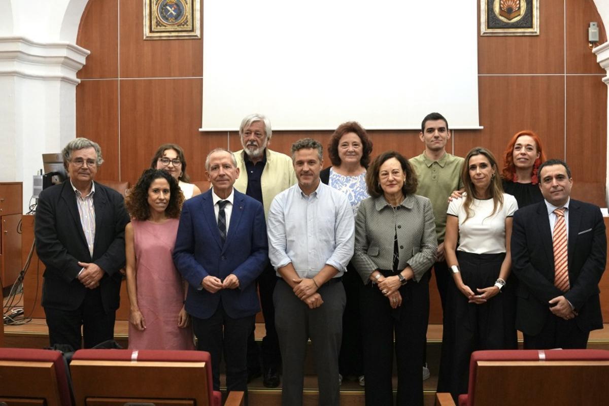 Autoridades académicas y homenajeados en la inauguración oficial del curso 2024-25 en la Facultad de Filosofía y Letras de Córdoba.