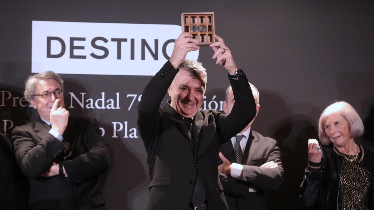 El barbastrense Manuel Vilas celebra su Premio Nadal.