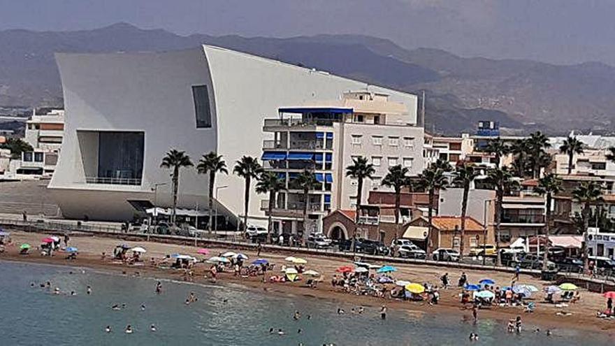 Estado que presenta este año la Playa de las Delicias de Águilas, con un menor número de vecinos y turistas que en los años anteriores en estas mismas fechas.