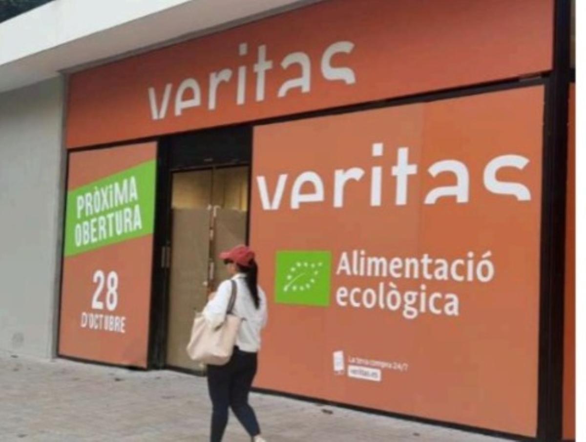 Exterior del supermercado Veritas que este martes se inaugura en los bajos del edificio Estel de Barcelona.