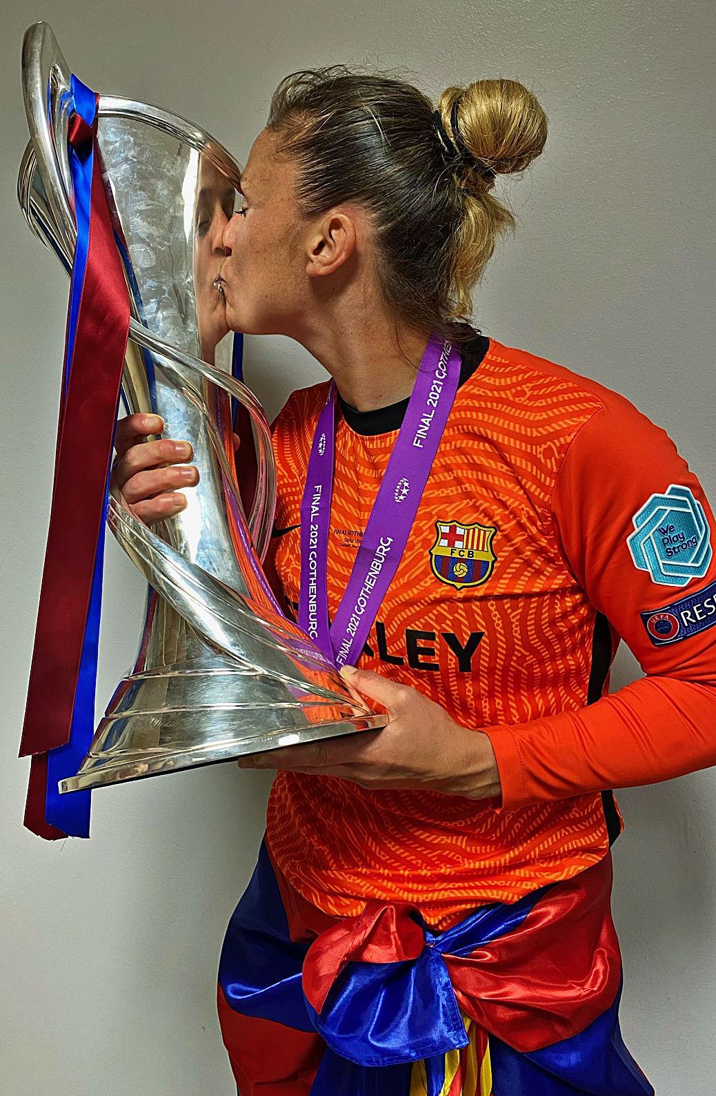 La portera alicantina besa la Copa, con la bandera del Barcelona a la cintura. F.C.B.