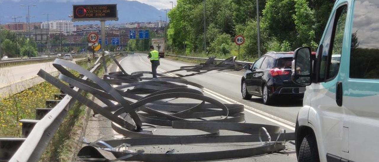 El metal de la bobina caída de un camión obstruyendo ayer el tráfico en la Autopista. | LNE