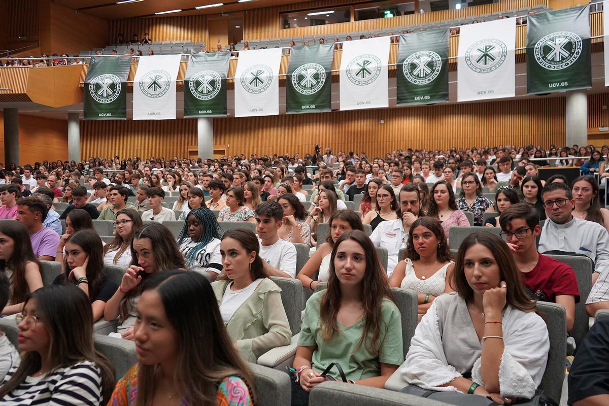 Alumnado asistente al acto de bienvenida al nuevo curso 2023-2024 de la UCV