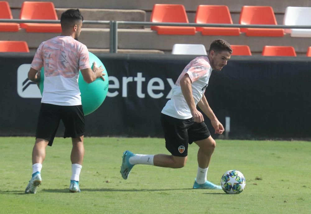 Anil Murthy, atento al entrenamiento del Valencia