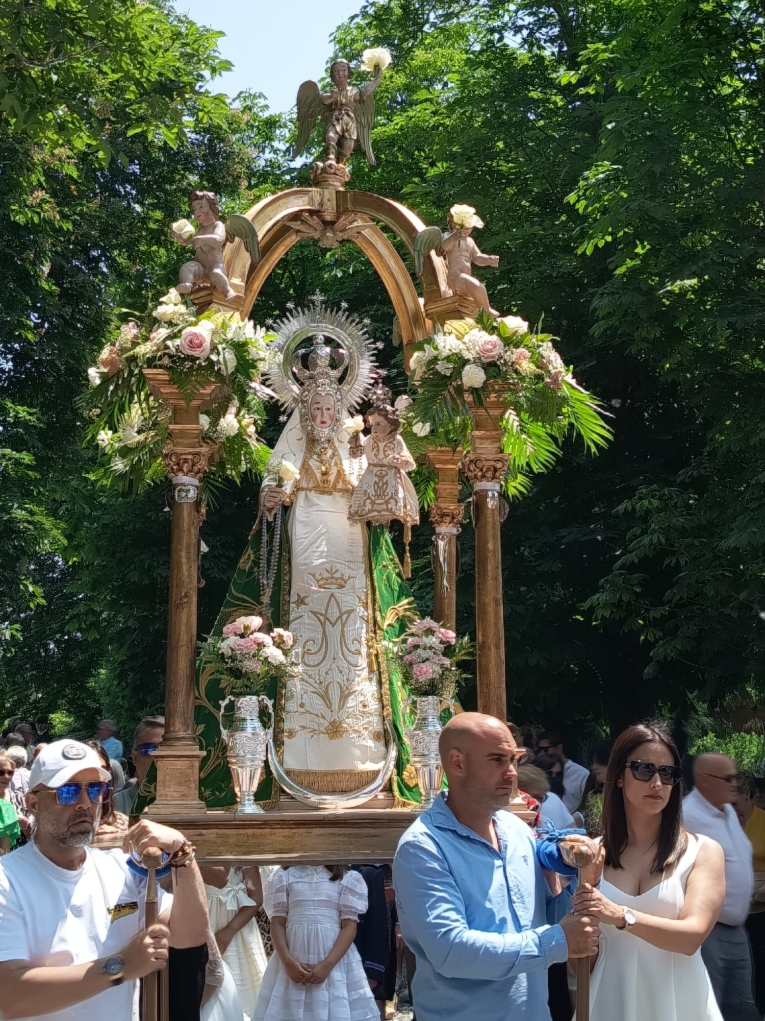 La Virgen del Olmo festeja su día grande en Villaescusa