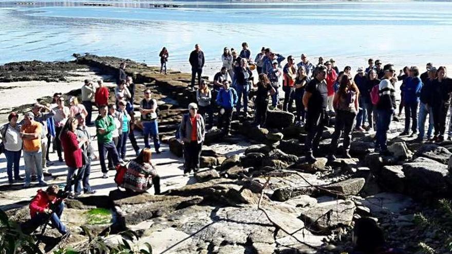 Visitantes desembarcados en la isla, ayer. // G. Santos