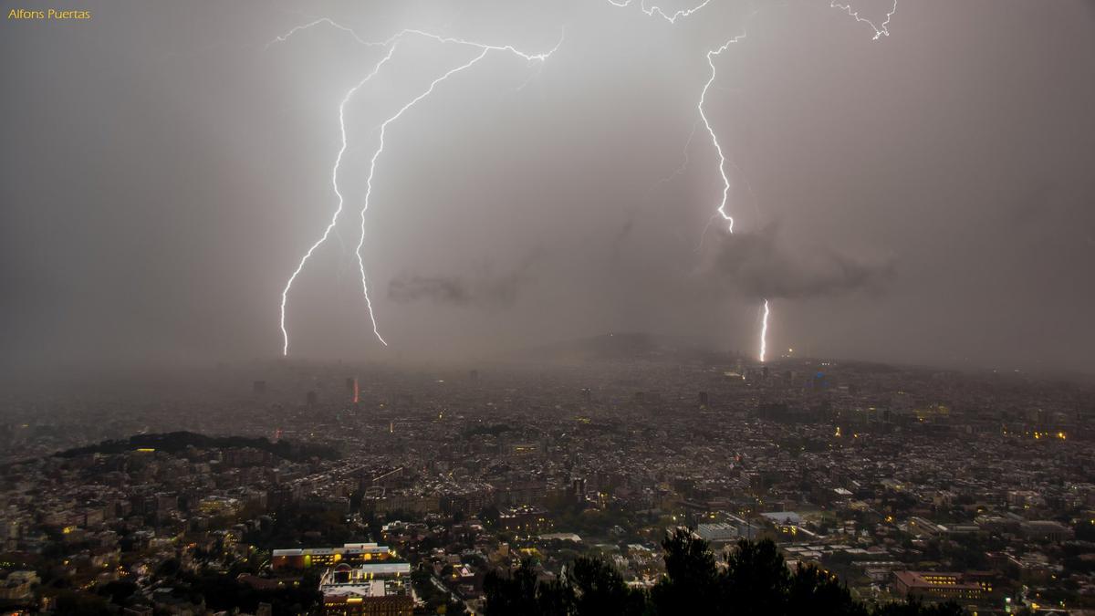 Tormenta de relámpagos en Barcelona, en una imagen de archivo.