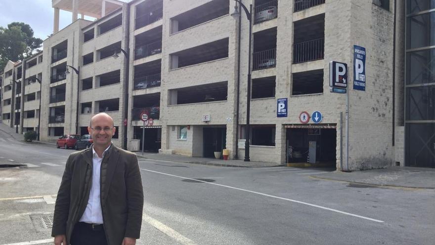 Imagen del edil José Carlos Martín junto al parking de la Virgen de la Peña.