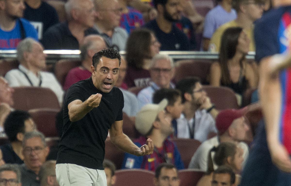 Xavi dando instrucciones a sus jugadores.