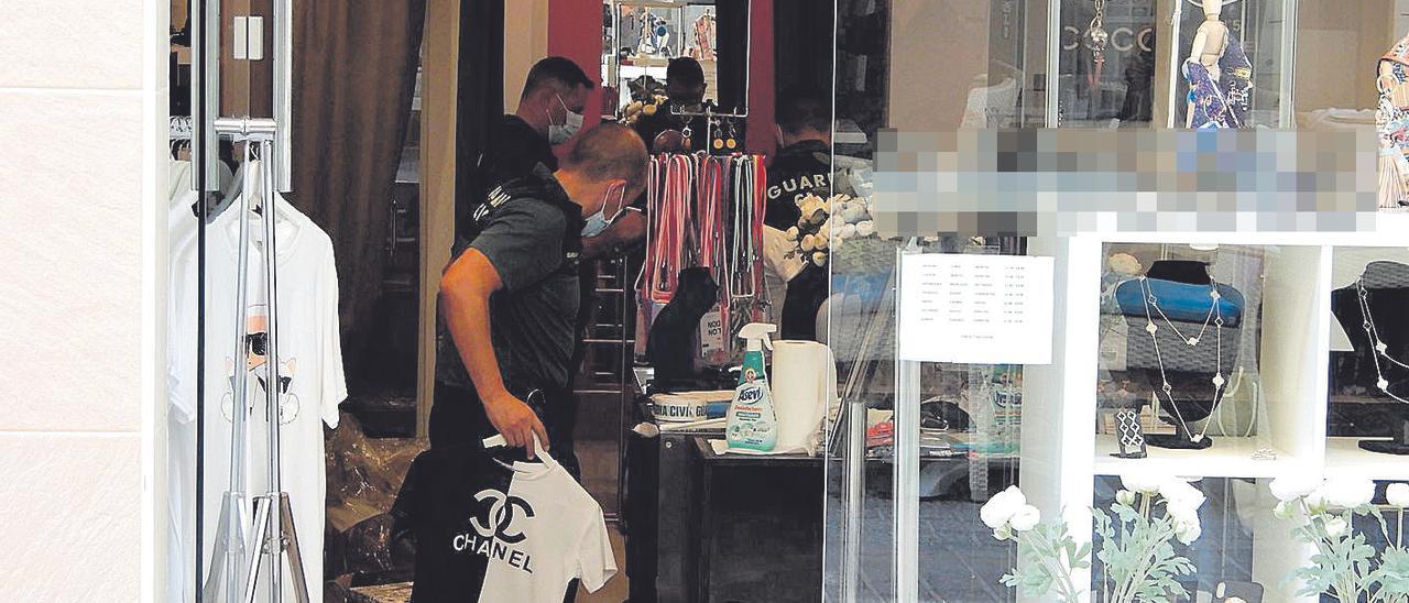 Agentes de la Guardia Civil examinan prendas en uno de los locales inspeccionados. | SYLVIA NOWELL
