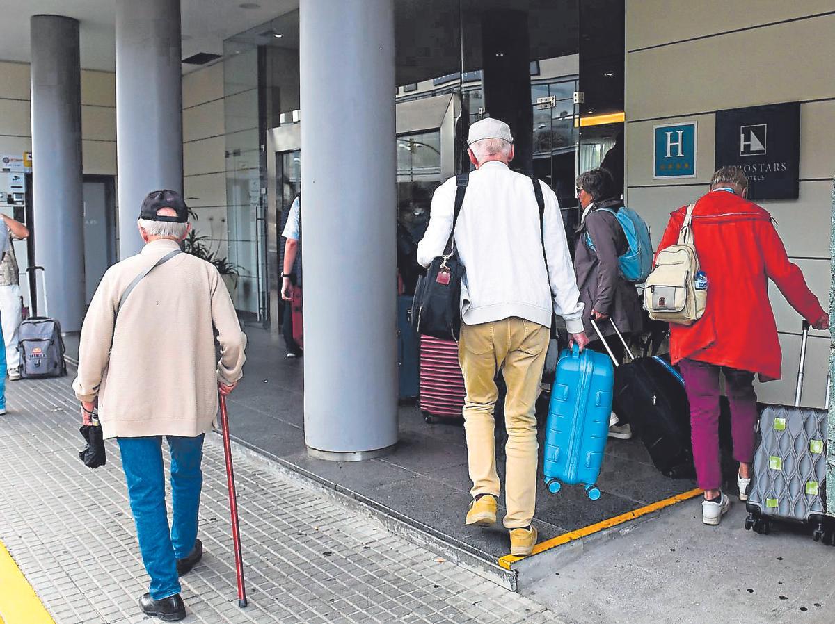 Clientes entrando en un establecimiento de A Coruña.