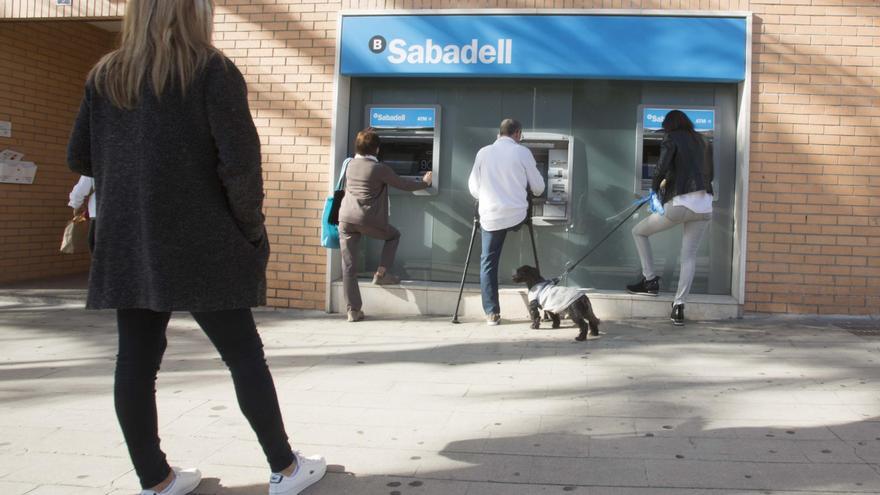 La fusión de BBVA y Sabadell coparía una de cada tres sucursales bancarias en Alicante