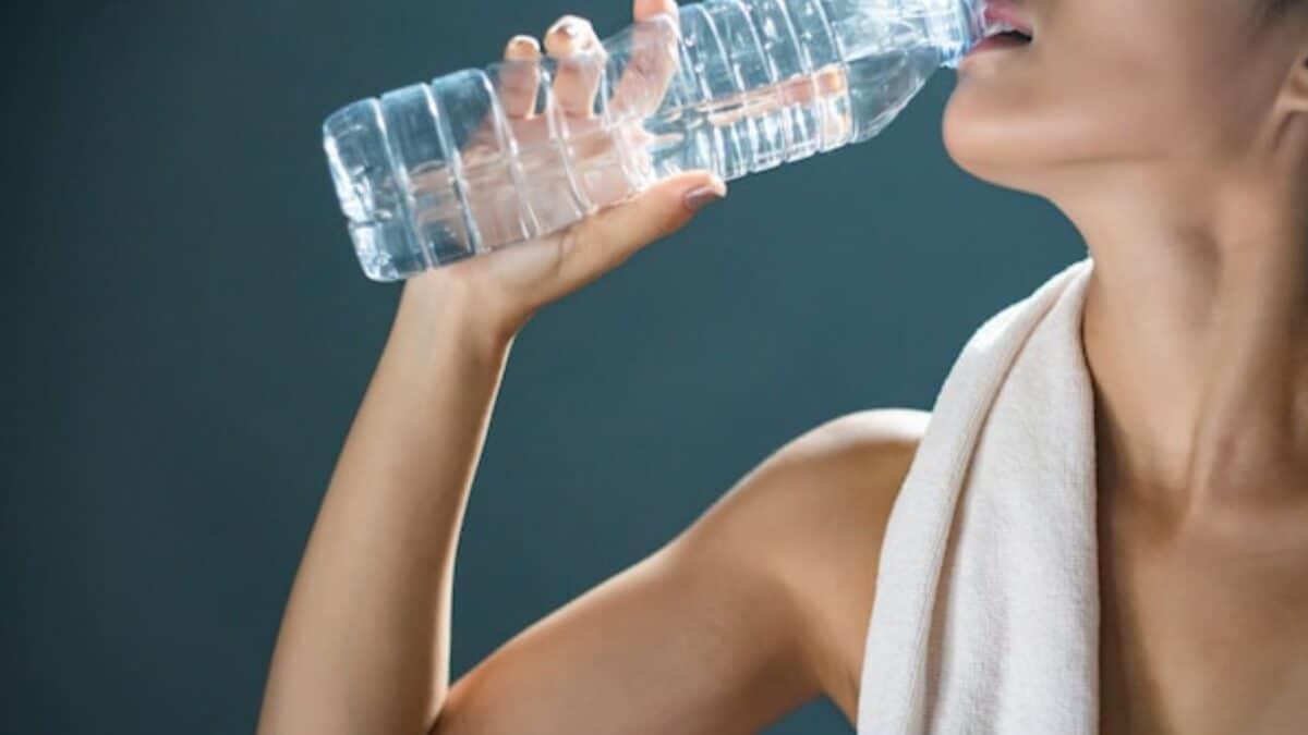 El consumo del agua embotellada está normalizado a pesar de sus efectos negativos