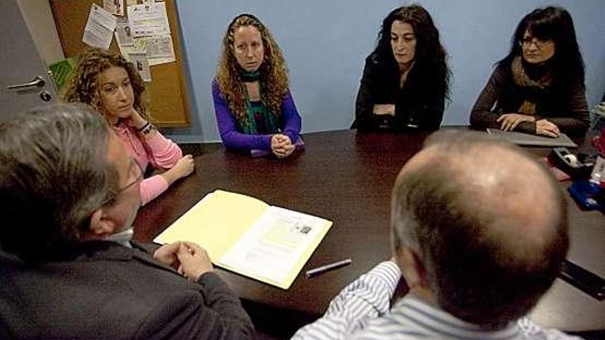 Asistentes, ayer, a la reunión en el grupo municipal del PP.