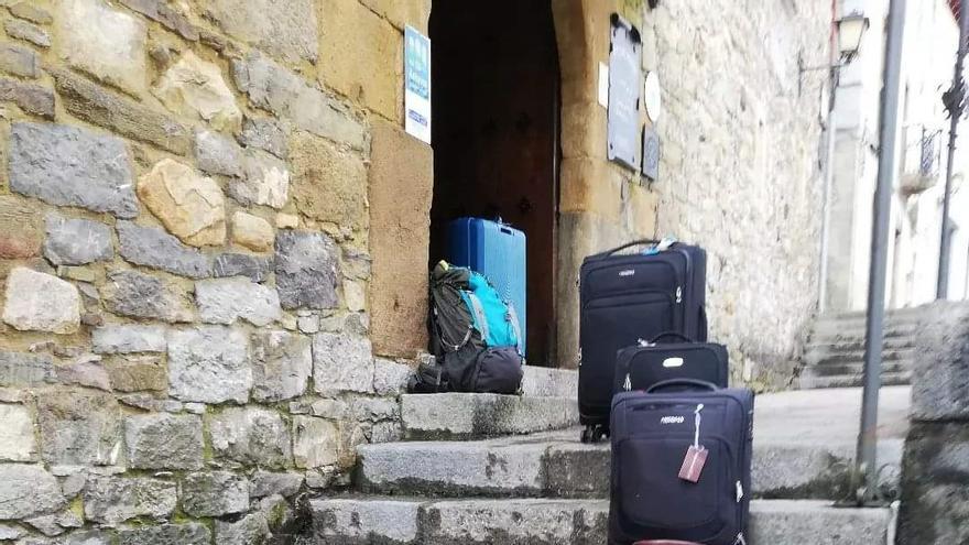 Maletas y mochilas a las puertas de un albergue.