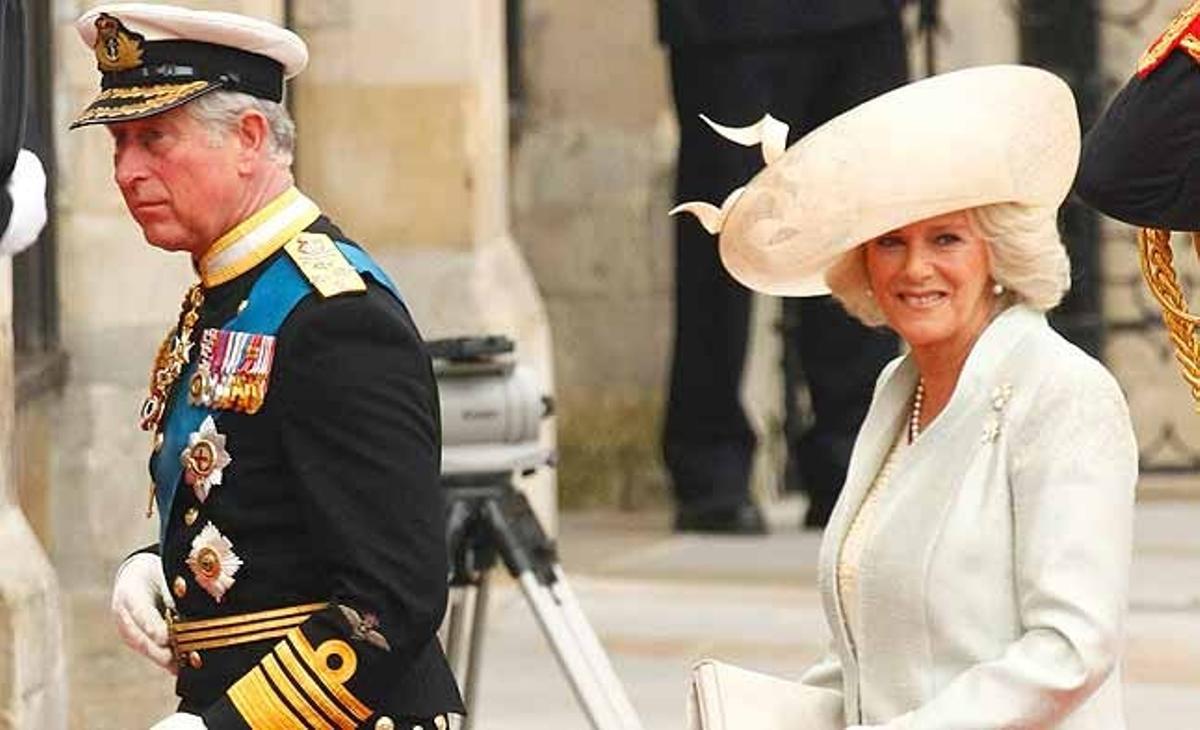 El príncep Carles d’Anglaterra, al costat de la seva dona Camil·la, a l’arribar a l’abadia de Westminster per al casament del seu fill Guillem.