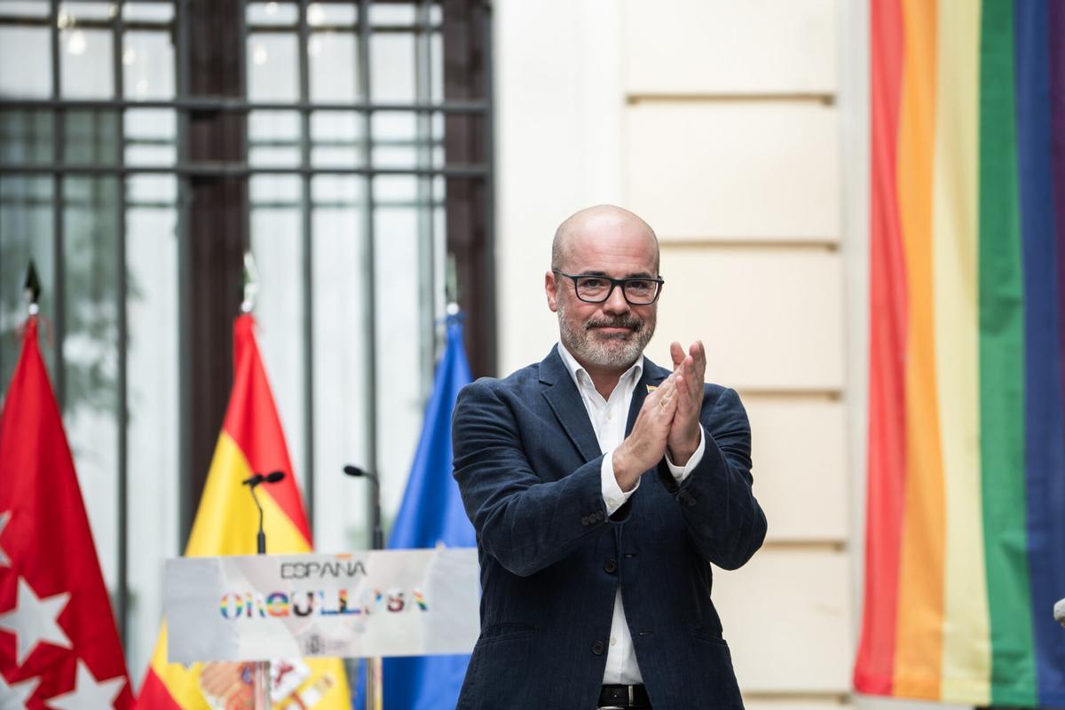 El delegado del Gobierno, Francisco Martín, durante la colocación de la bandera arcoíris en la fachada de la Delegación del Gobierno en Madrid.