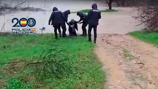 La Policía rescata a un hombre en Sevilla que "no era capaz de salir" del Guadalquivir