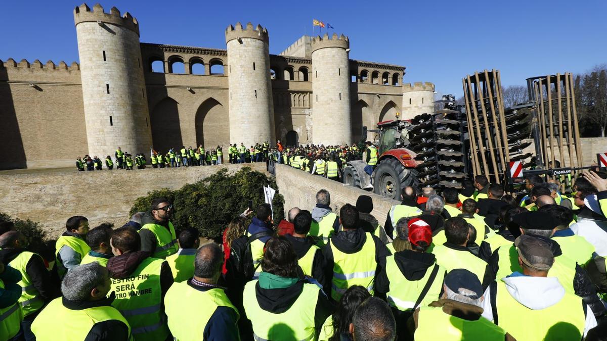 Agricultores a las puertas del palacio de La Aljafería en las protestas del pasado mes de marzo.