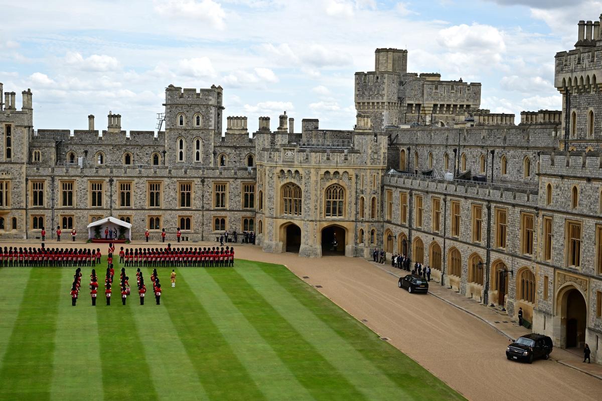 El presidente de los Estados Unidos, Joe Biden, es recibido por el rey Carlos III de Gran Bretaña durante una ceremonia de bienvenida en el Castillo de Windsor