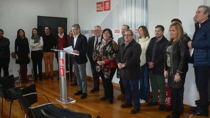 Santos Héctor estuvo acompañado por alcaldes y concejales de 17 concellos. // Rafa Vázquez