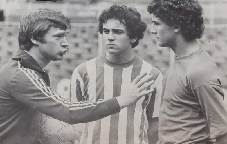 López Murga y De la Fuente escuchan las indicaciones de Javier Clemente en el Athletic de Bilbao.