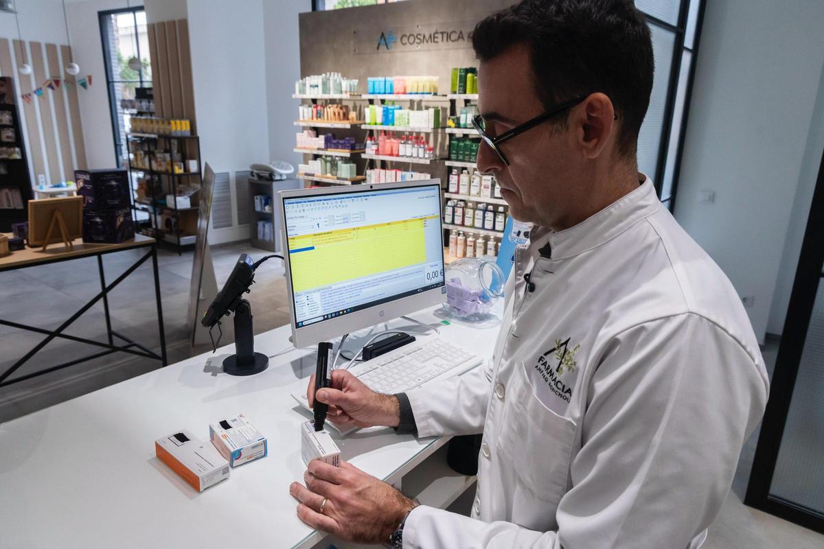 Un farmacéutico de València tacha el código de barras con el rotulador.