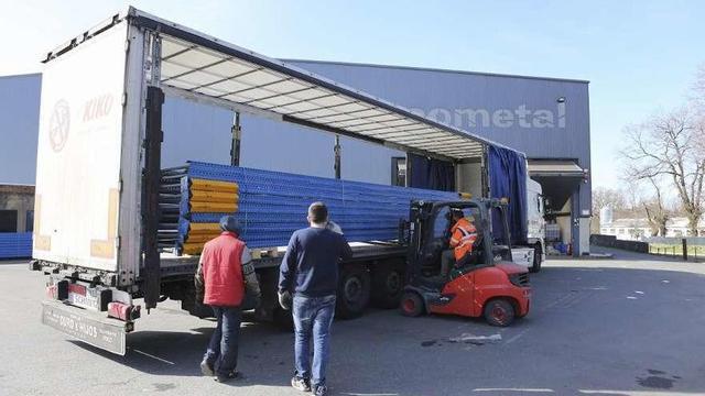 Operarios de Frinsa, ayer, en la nave que aún lleva el nombre de Cometal. // Bernabé