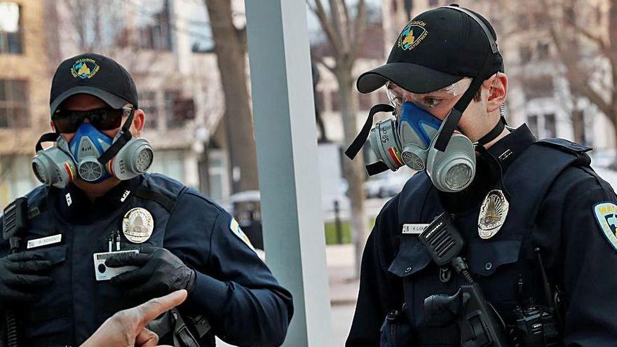 Dos agents de policia de Madison (Wisconsin) atenent un vianant.